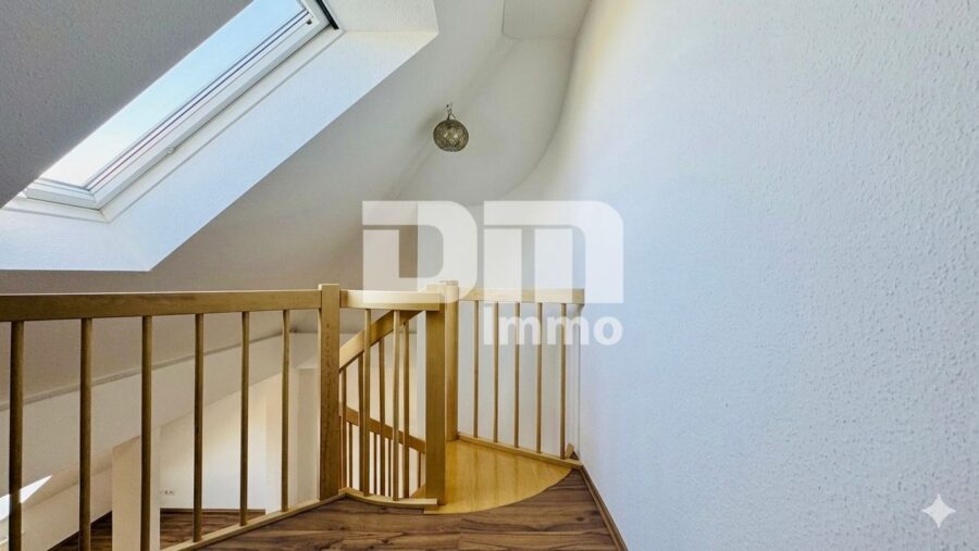 Gepflegte Maisonette Wohnung mit Studio 2x Balkon und PKW Stellplatz in Traumlage - Ebene 2 Empore / Treppenaufgang